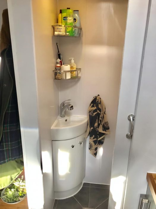 Baño dentro de un camión remodelado para ser una casa