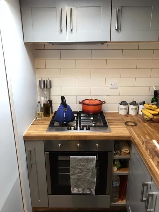 Cocina de un camión que fue remodelado para ser una casa