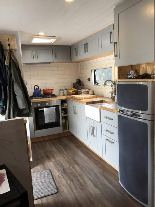 Cocina que está dentro de un camión remodelado