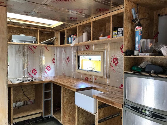 Cocina de un camión que fue remodelado para convertirse en casa