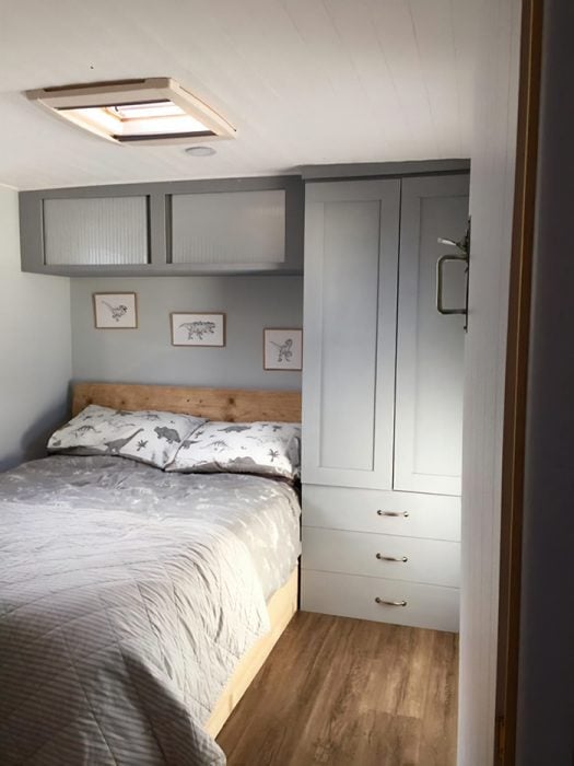 Dormitorio de un camión remodelado para convertirse en una casaa