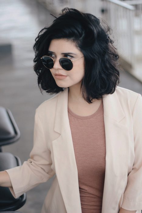 Chica con cabello corto peinado hacia un lado