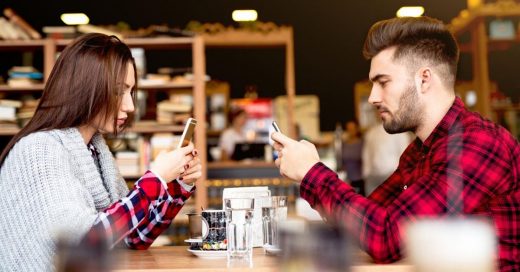 El phubbing, el gesto de desprecio que se ha vuelto normal entre las parejas