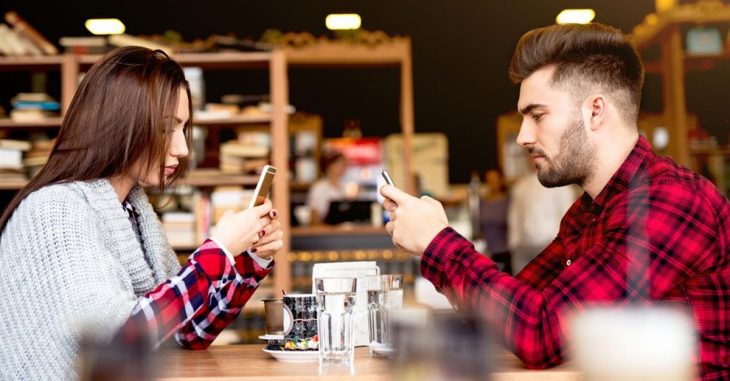 El phubbing, el gesto de desprecio que se ha vuelto normal entre las parejas