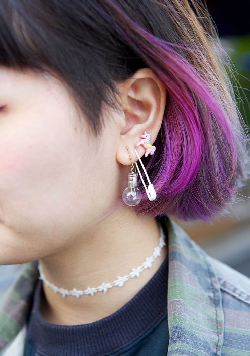 Oreja de chica con más de un piercing