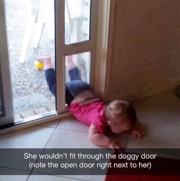 niño rubio entrando por puerta