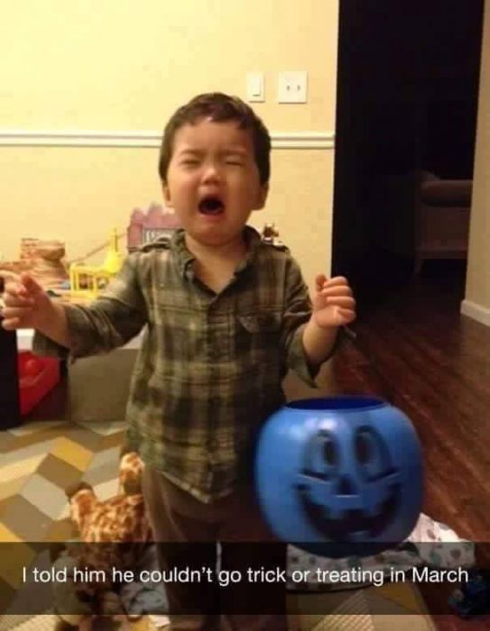 niño con calabaza llorando