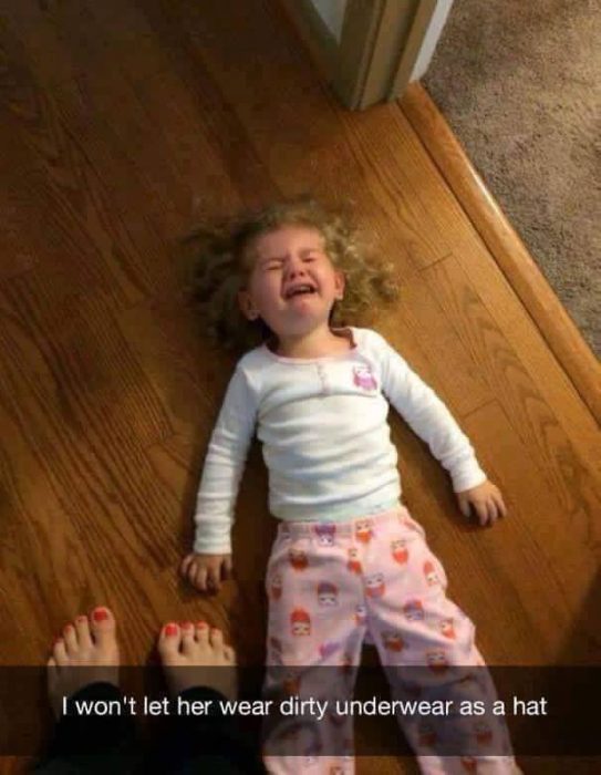niña llorando en el suelo