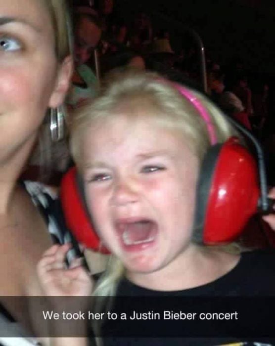 niña rubia llorando con audifonos