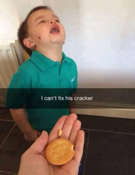 niño llorando y galleta en la mano