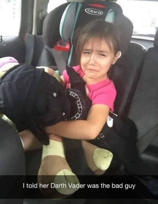 niña llorando en el coche