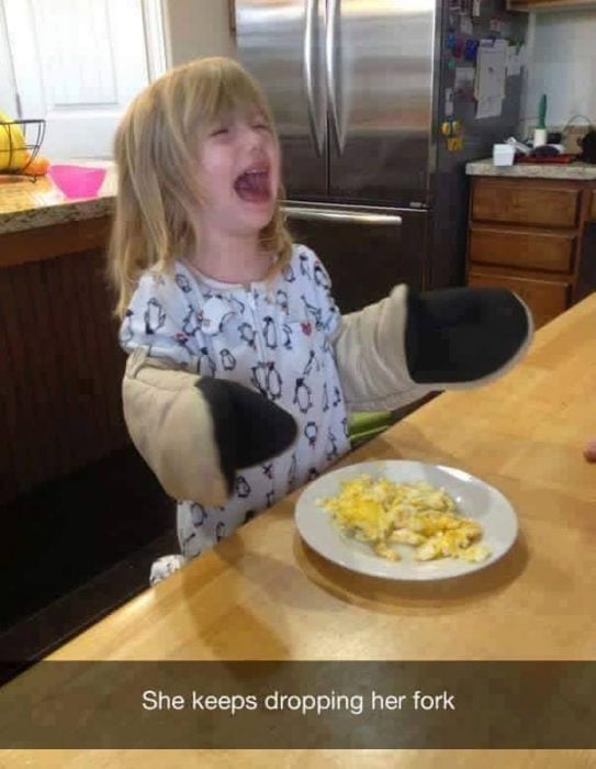 niña rubia con plato llorando