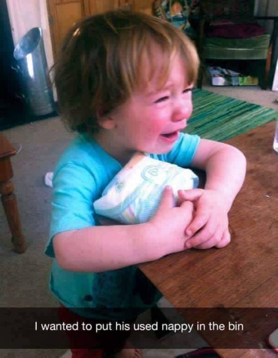 niña rubia con playera azul llorando