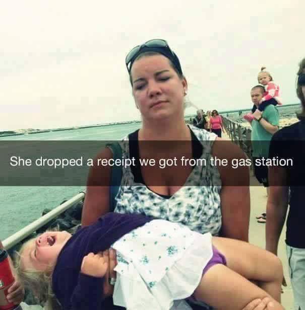 mujer cargando a niña llorando