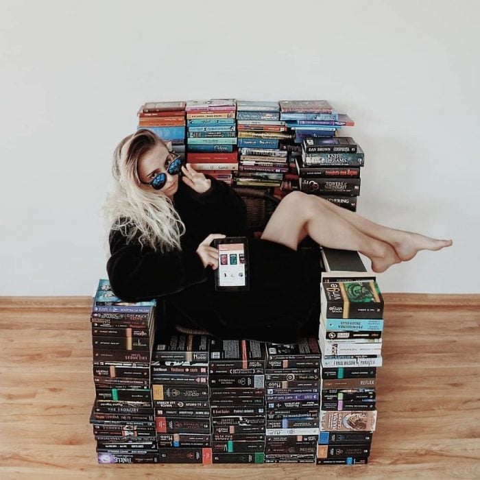 Chica Recrea escenas literarias con libros