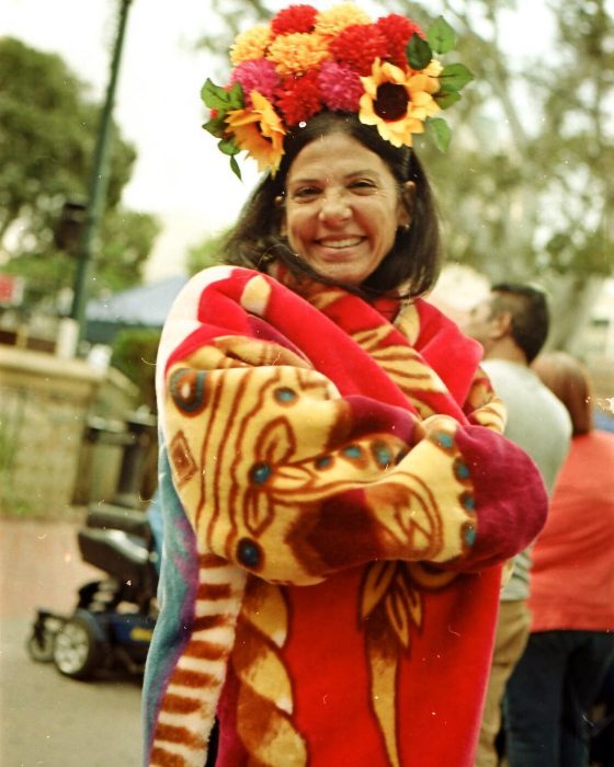 Mujer usando un abrigo de sarape san marcos 