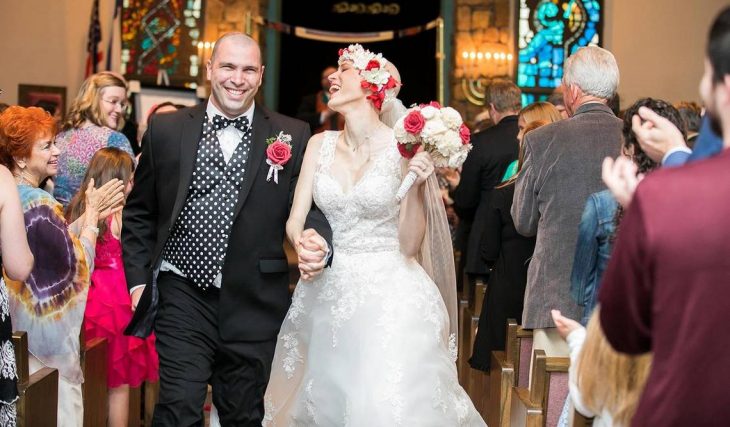 Pareja de recién casados caminan felices al altar
