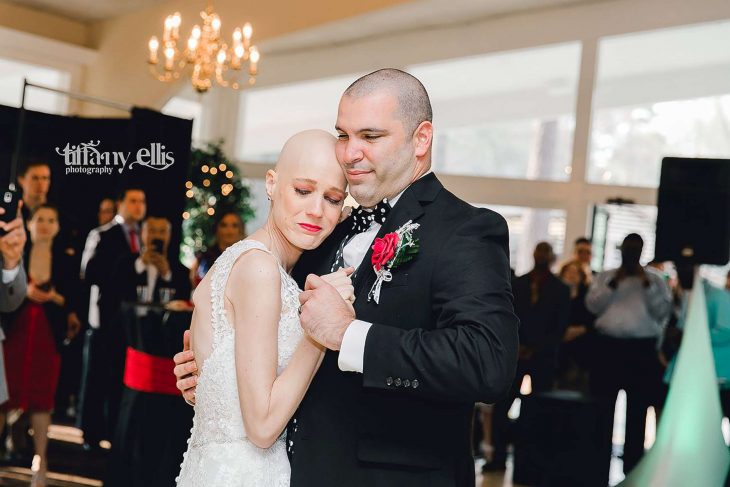 Pareja de recién casados emotivos bailando el bals