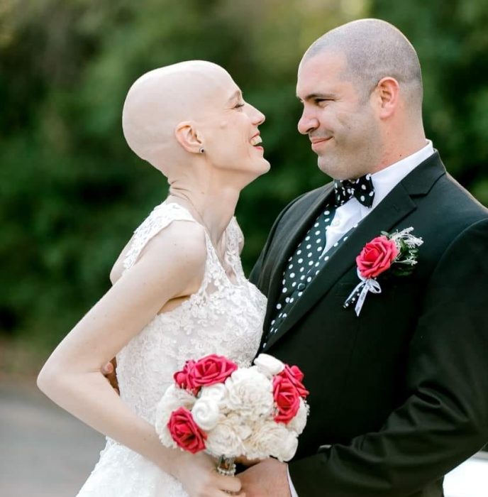 Pareja de recién casados sonriendo