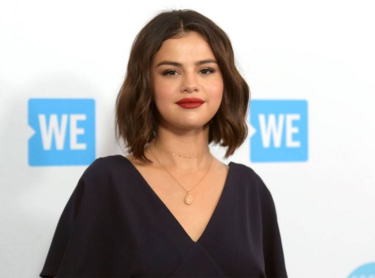 Selena gomez durante una alfombra roja 