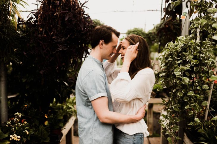 Relación conflictiva con la suegra; pareja de enamorados abrazándose y sonriendo