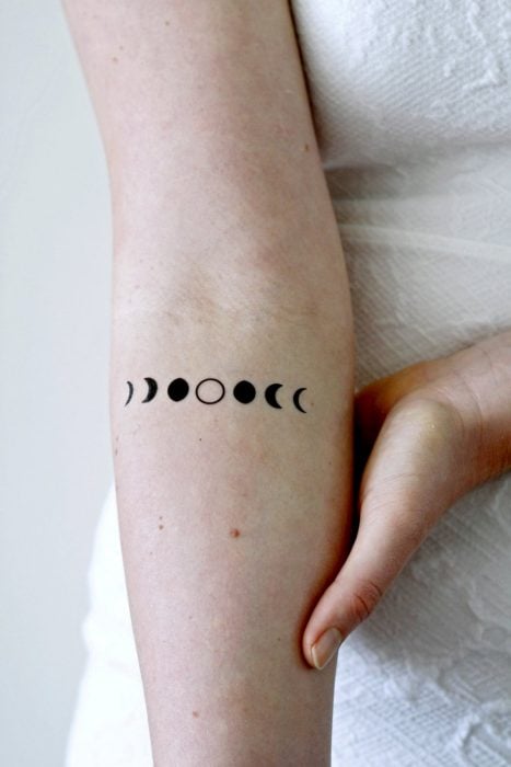 Tatuaje de las fases de la luna en el brazo