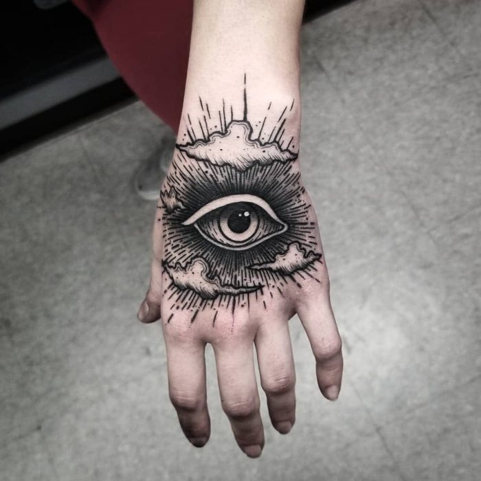 Tatuaje de ojo en la mano