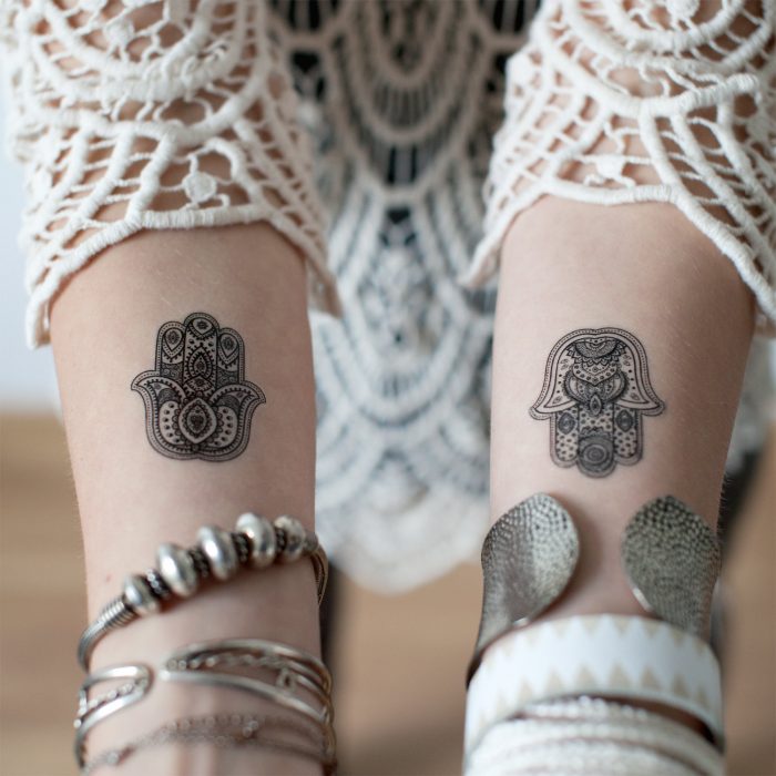 Tatuajes de la mano de Fátima en los brazos