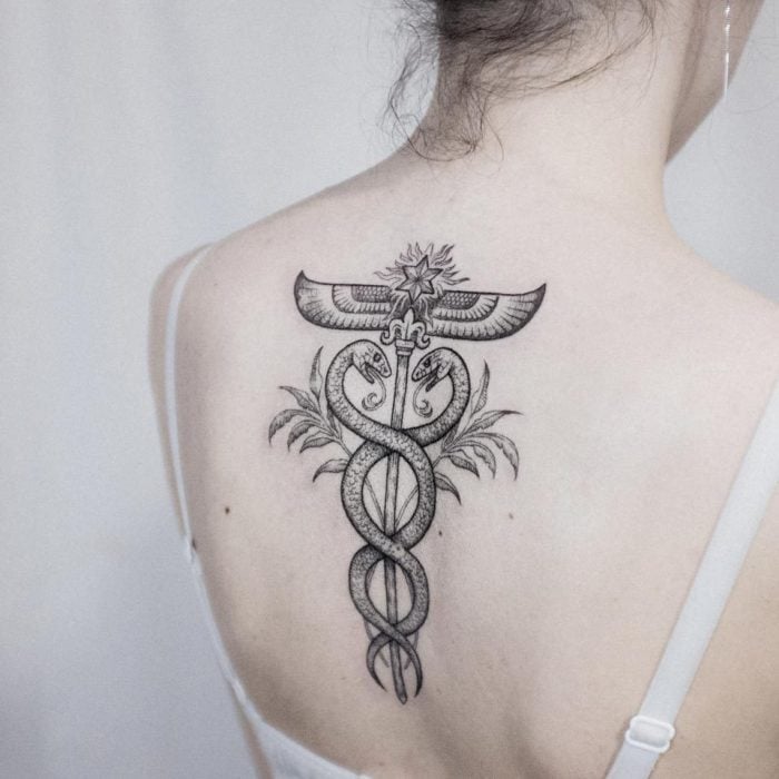 Tatuaje de caduceo en la espalda