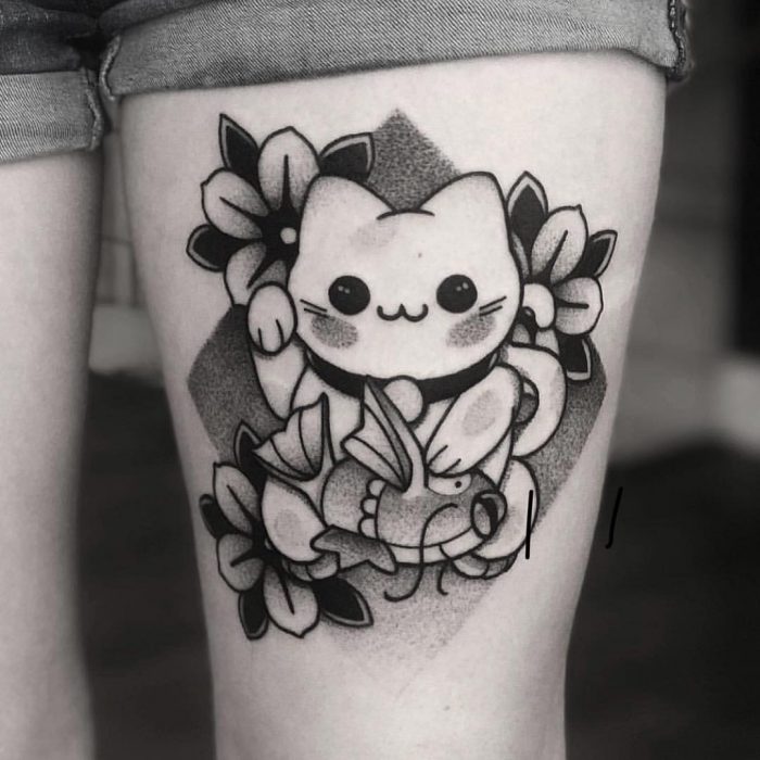 Tatuaje de gato maneki en la pierna