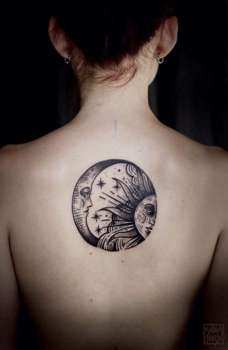 Tatuaje del sol y la luna en la espalda