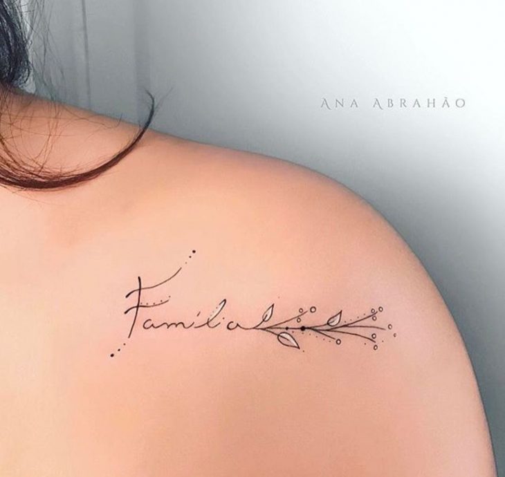 Tatuaje con la palabra "familia"