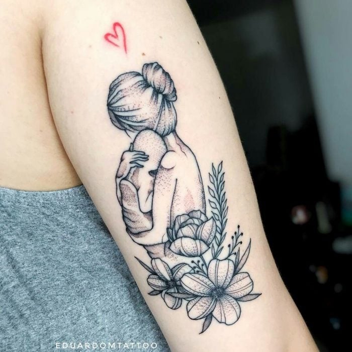Tatuaje de madre abrazando a su bebé