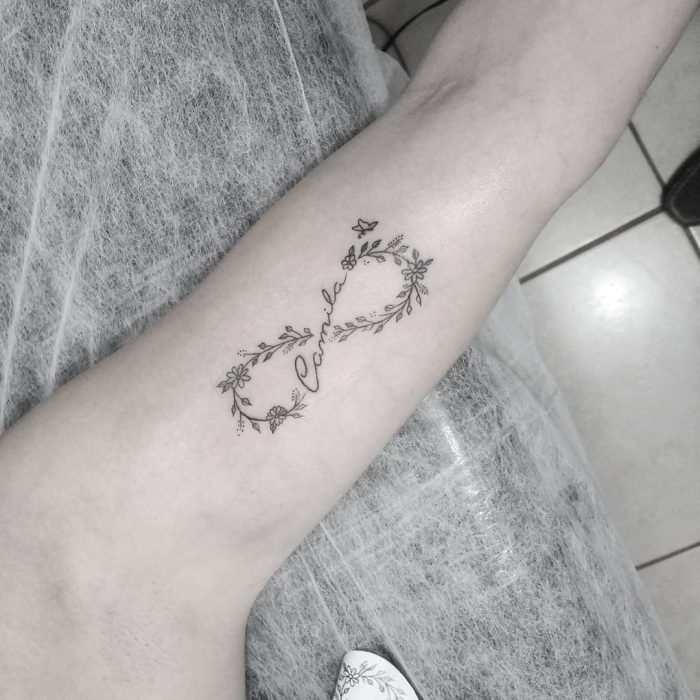 Tatuaje de infinito con el nombre de tu hijo