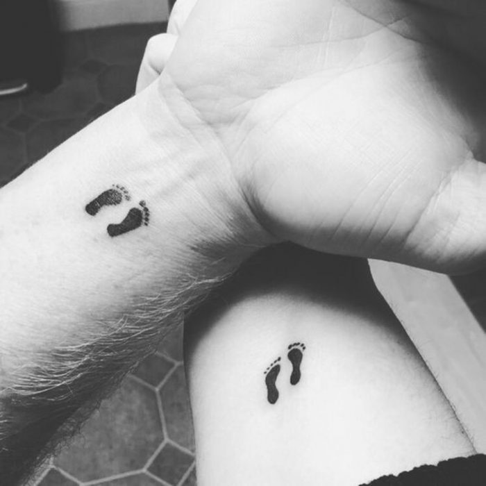 Tatuaje de huellas de pie de un bebé