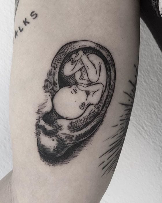 Tatuaje de bebé dentro de una oreja