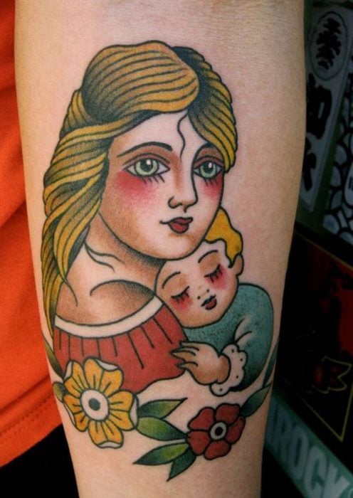 Tatuaje old school de mamá cargando a su hijo