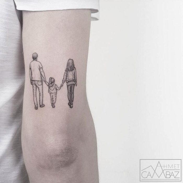 Tatuaje de familia tomándose de las manos