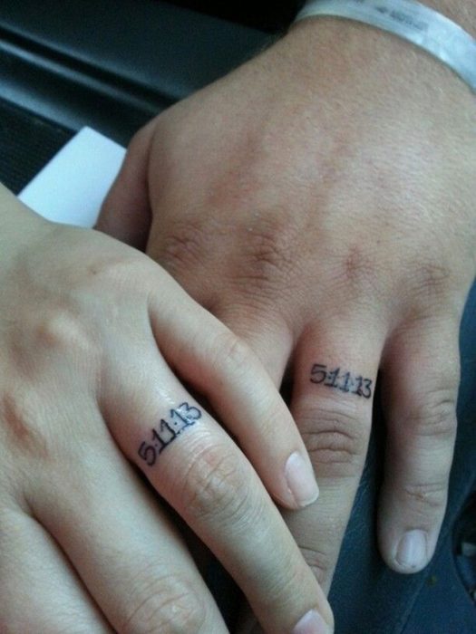 Anillos para pareja en forma de fecha de la boda