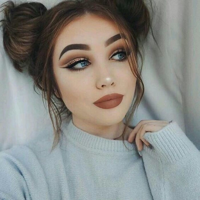 Chica con los labios sin curva definida 