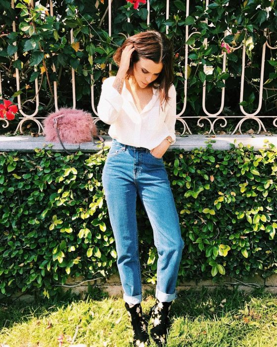 Chica con jeans claros y blusa blanca