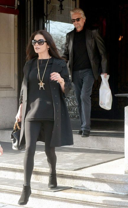 Mujer caminando en la calle