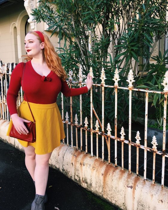 Chica con blusa roja y falda amarilla