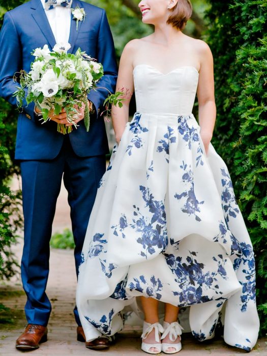 mujer rubia con vestido azul 