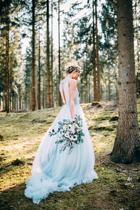 mujer rubia con vestido azul 