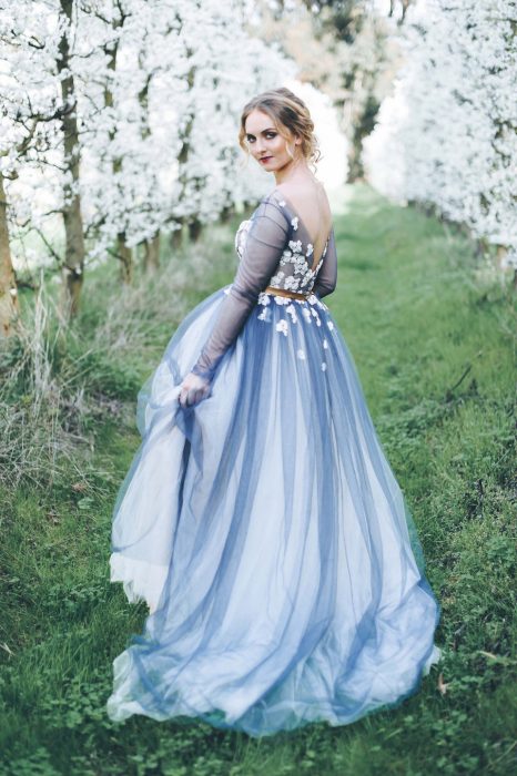 mujer rubia con vestido azul 