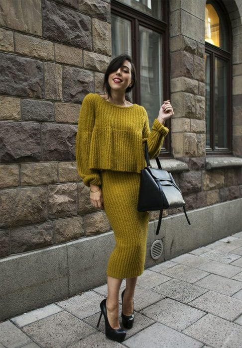 Chica con vestido tejido amarillo para el frío
