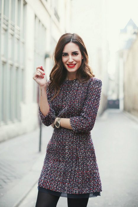 Chica sonriendo con vestido tejido para el invierno