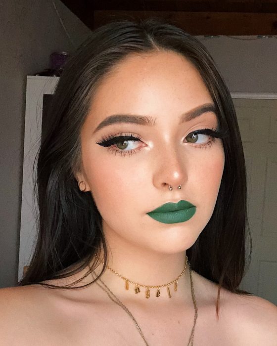 mujer con delineado y labios verdes 