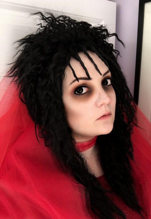 mujer con maquillaje de lydia deetz